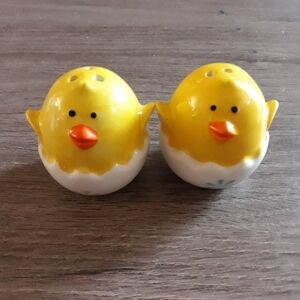 Baby chick salt and pepper shakers